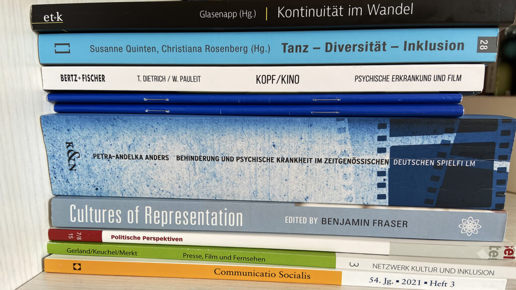 Gestapelte Bücher und Publikationen von Dr. Petra Anders